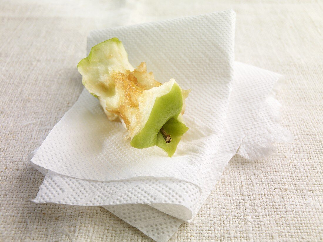 Apfelputzen auf Küchenpapier