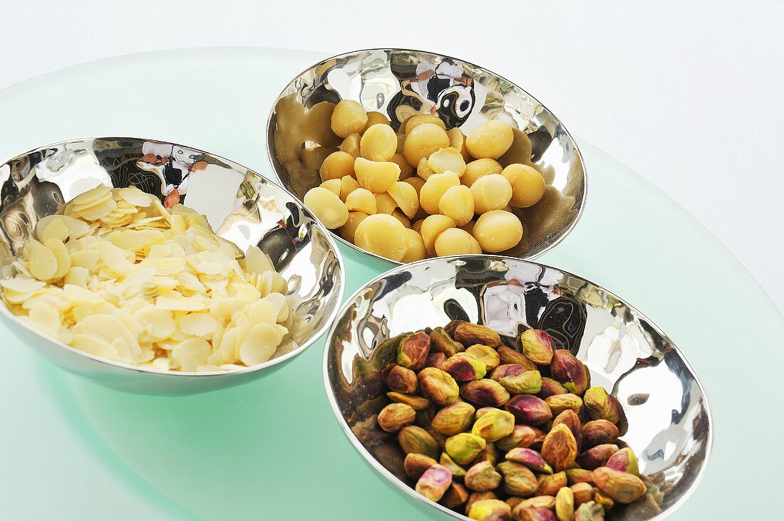 Nut mixtures for snacking