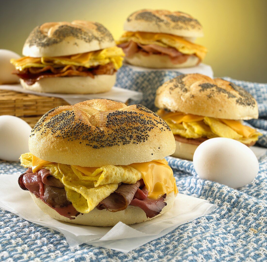 Frühstücks-Sandwiches mit Omelett, Käse und Schinken