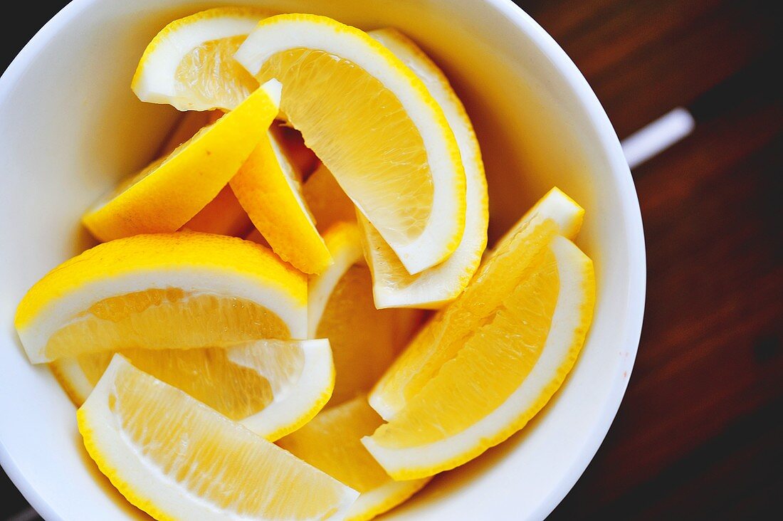 A bowl of lemon wedges (seen from above)