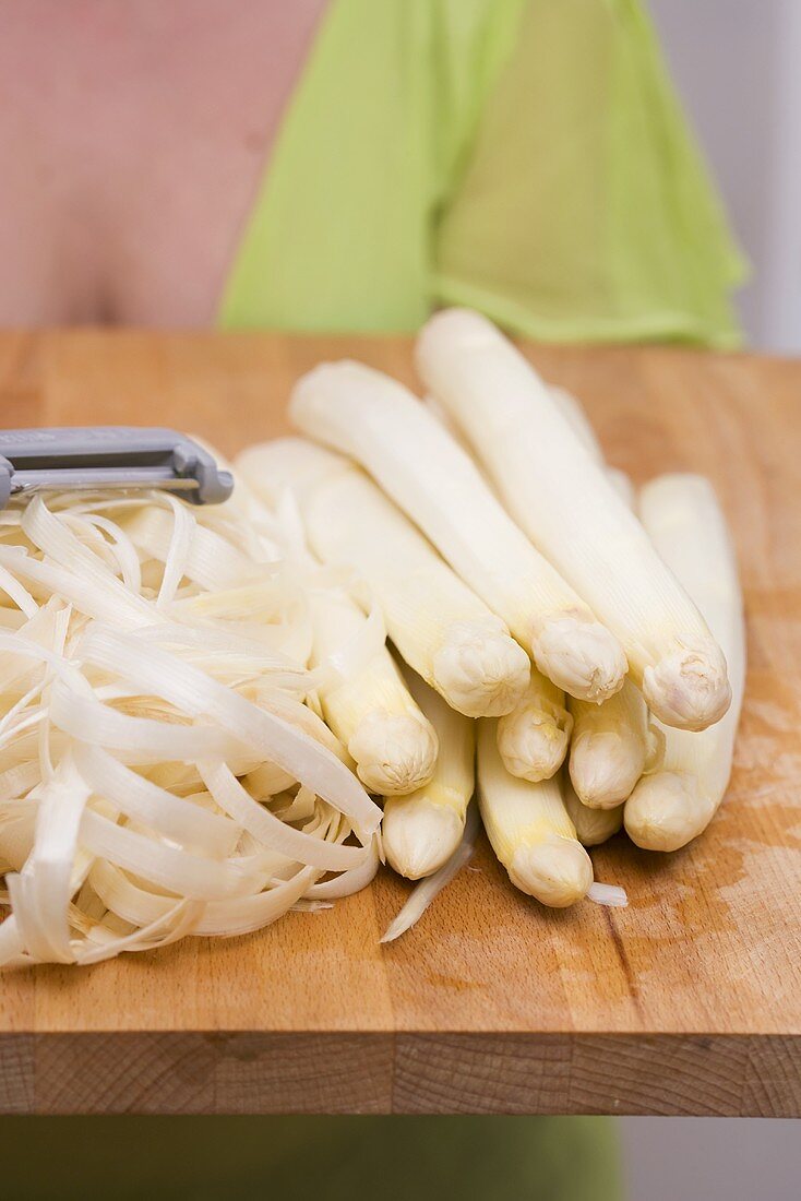 Peeled white asparagus