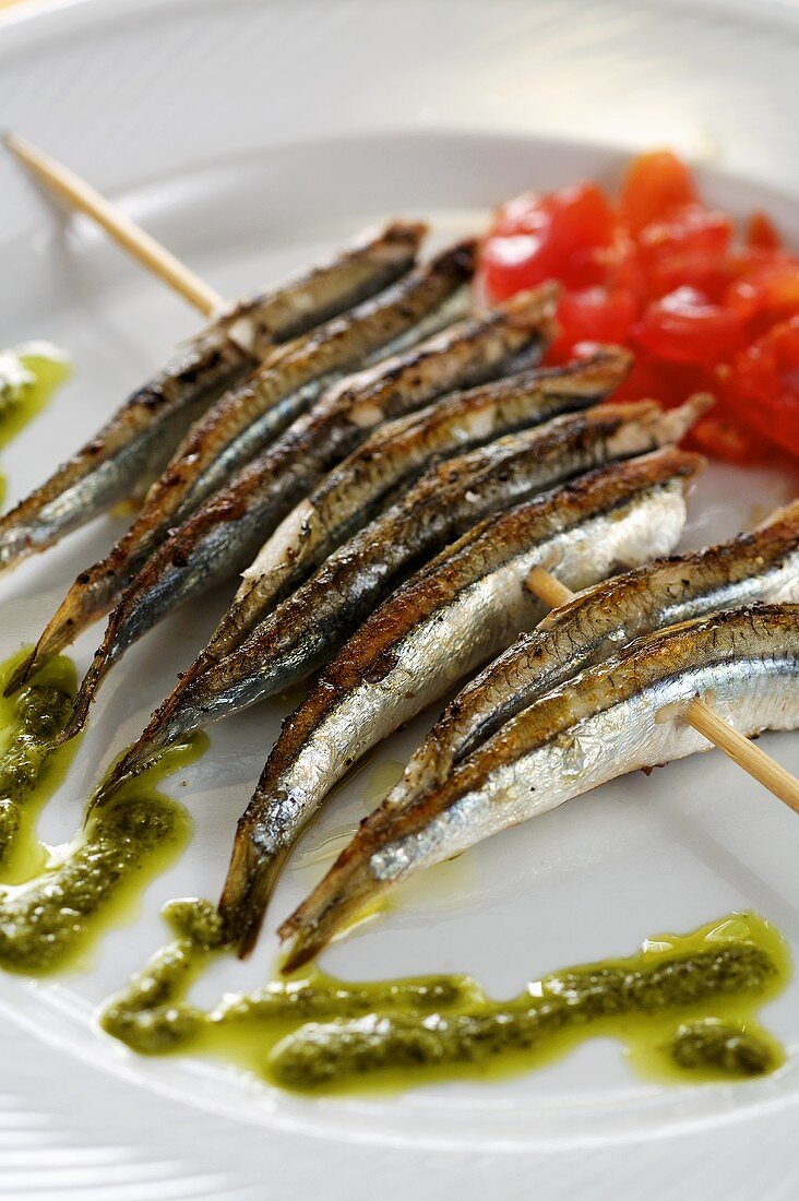 Gegrillte Sardellen am Spiess mit Pesto und Tomatensalat