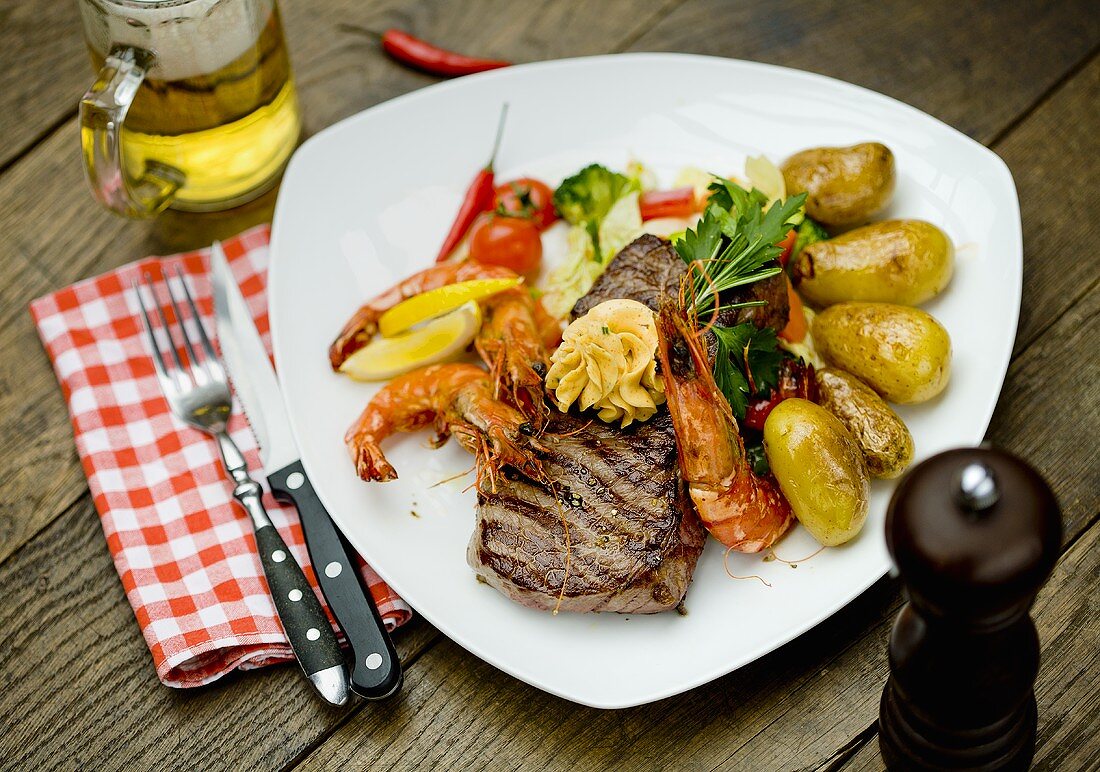 Rumpsteak mit Riesengarnelen und Gemüse