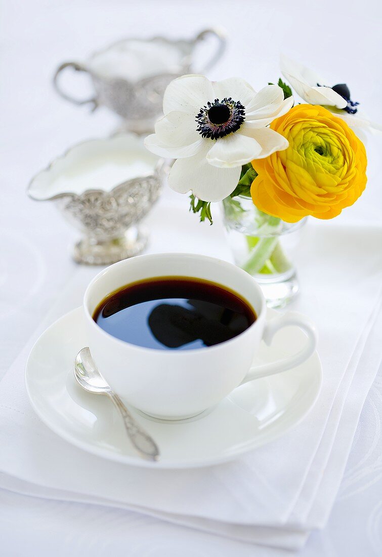 Kaffeetasse, Milch, Zucker und Blumenstrauss