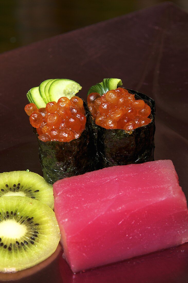 Tuna sashimi, kiwis and maki with salmon caviar