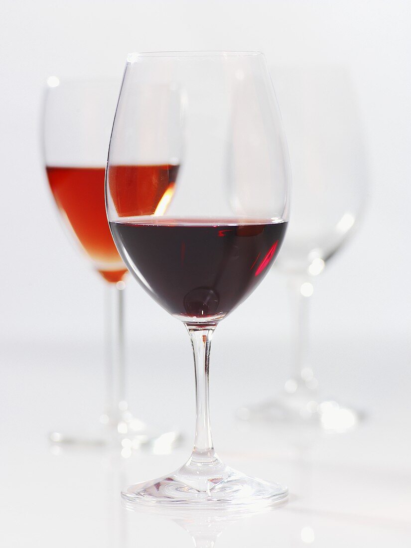 Verschiedene Weingläser (Rotwein, Rosewein)