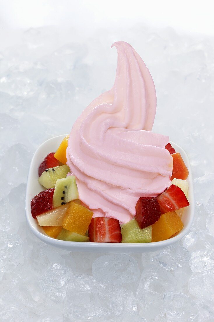 Erdbeer-Joghurt-Eis, garniert mit Früchtemix