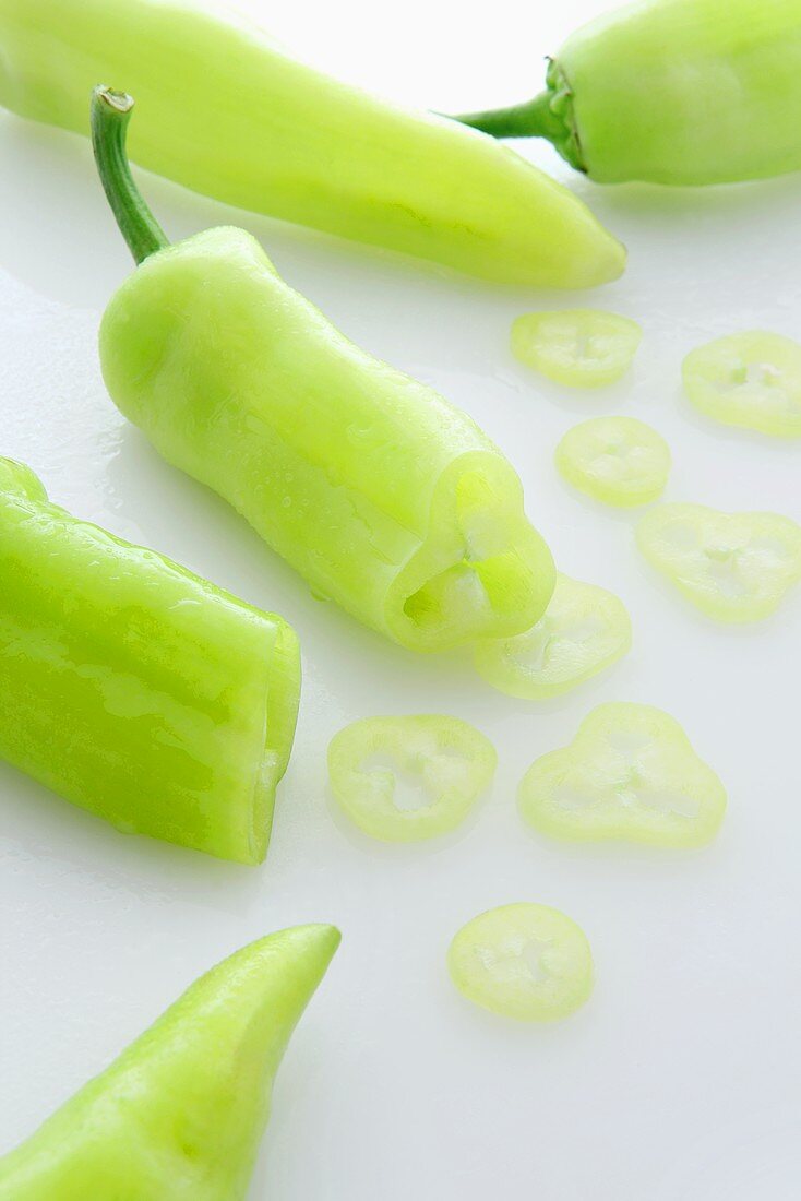 Grüne Spitzpaprika, angeschnitten