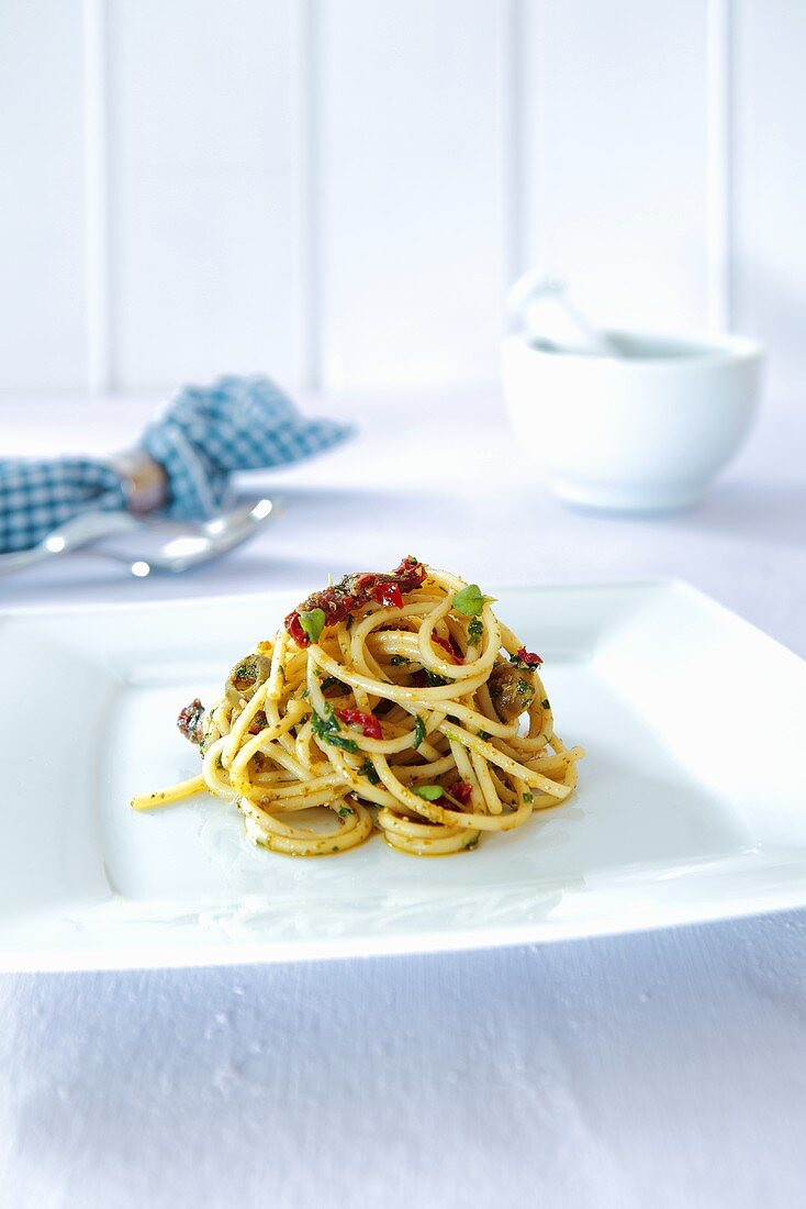 Spaghetti with dried tomatoes, herbs and olives