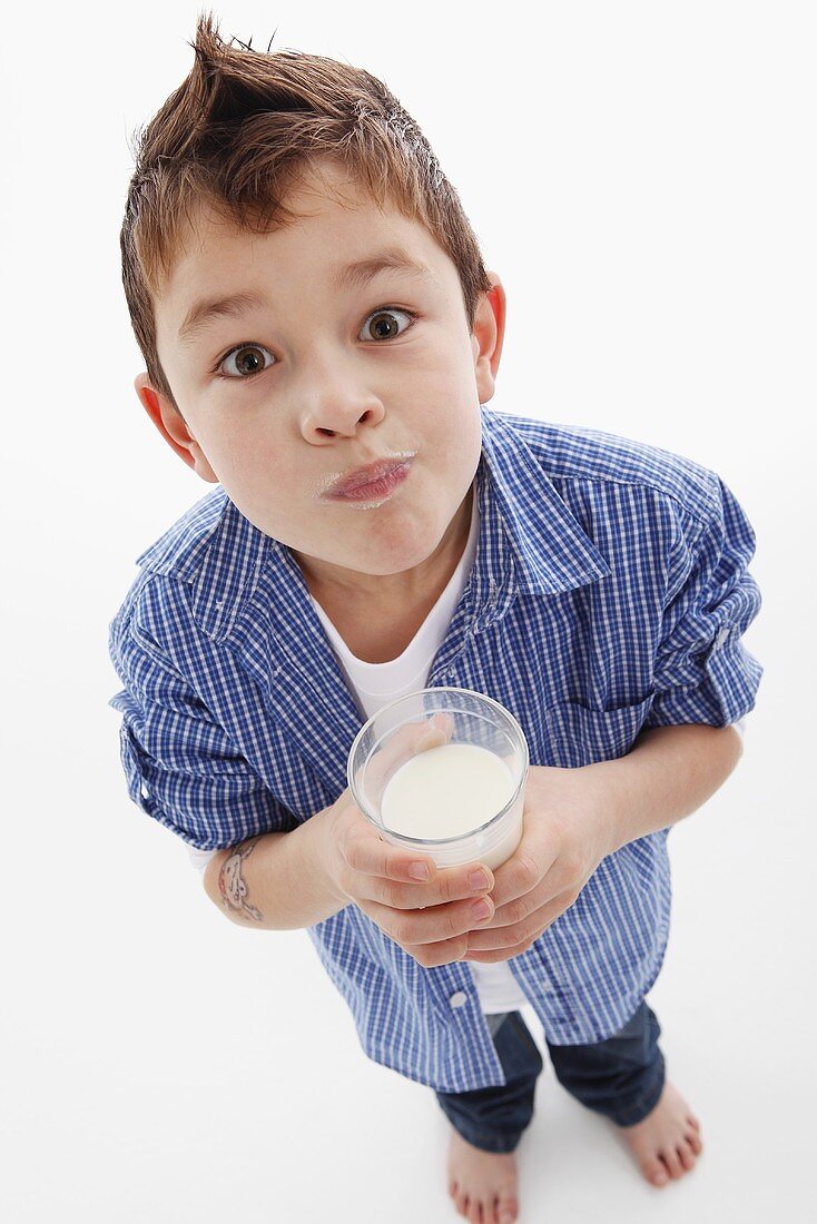 Kleiner Junge trinkt Milch
