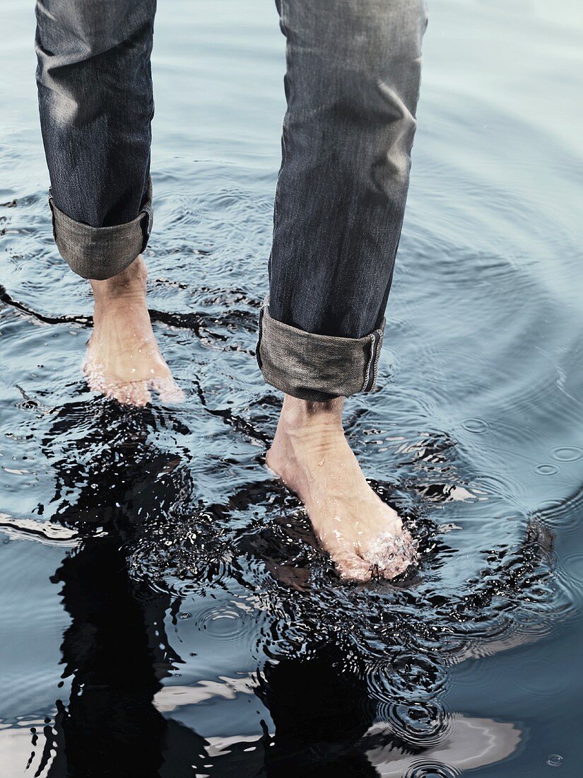 Mit den Füßen im Wasser