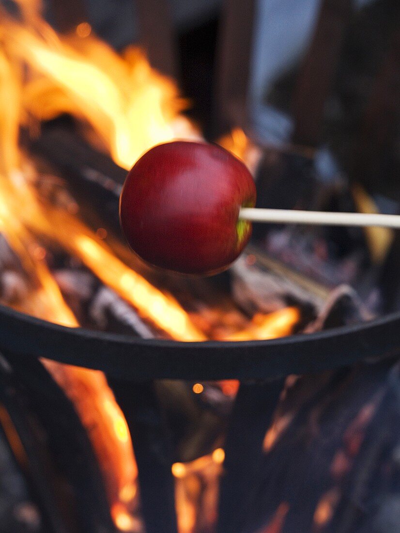 Apfel über dem Feuer grillen