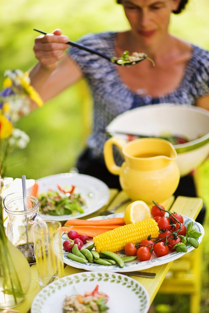 Frau serviert Salat