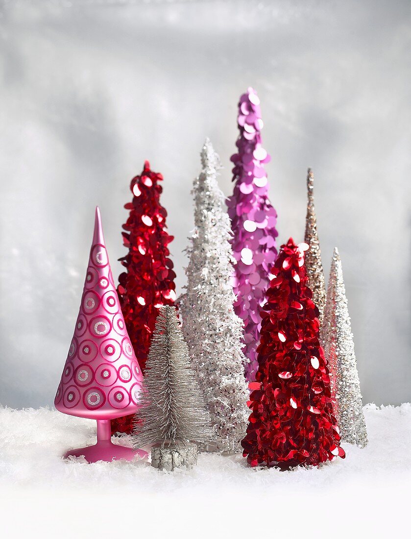 Verschiedene dekorative Weihnachtsbäume