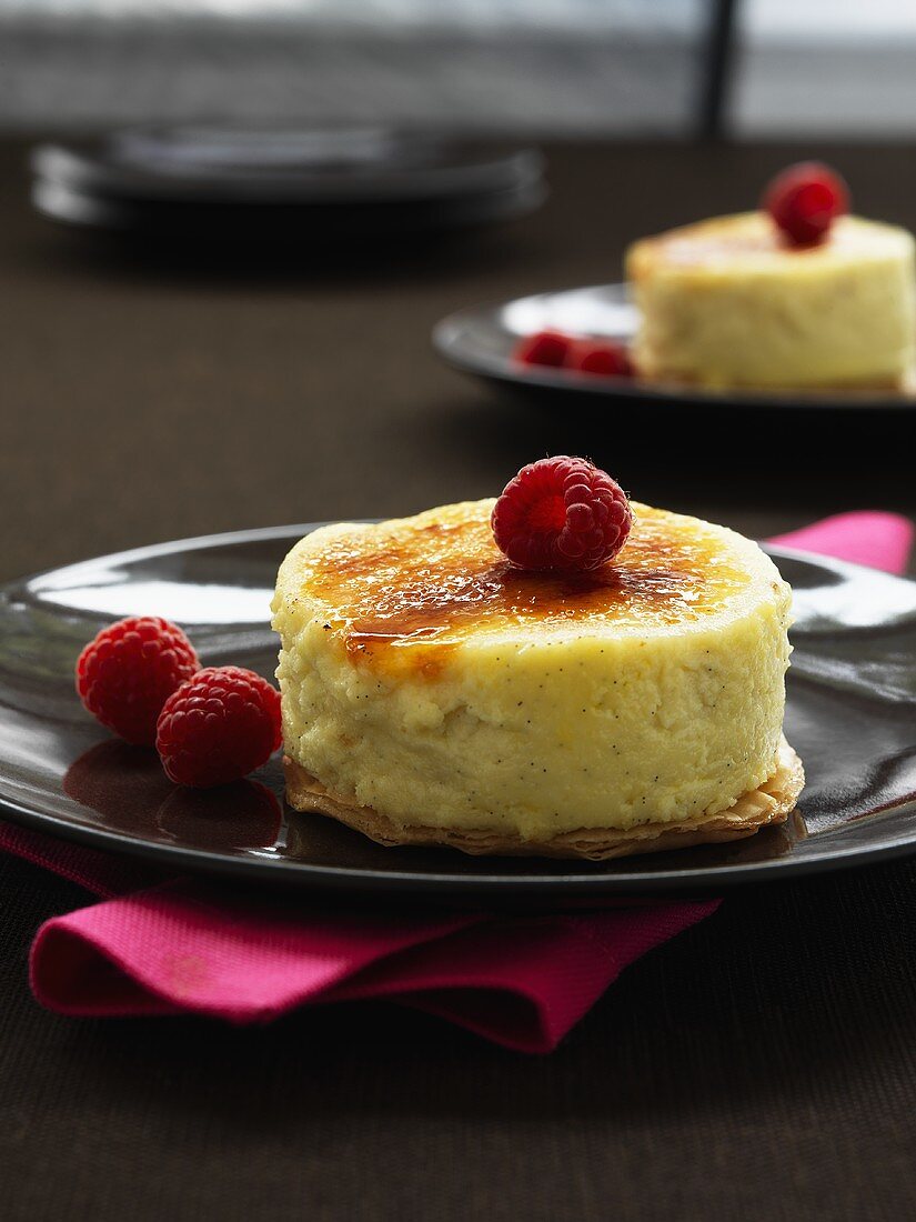 Caramelized vanilla cheese cake with fresh raspberries