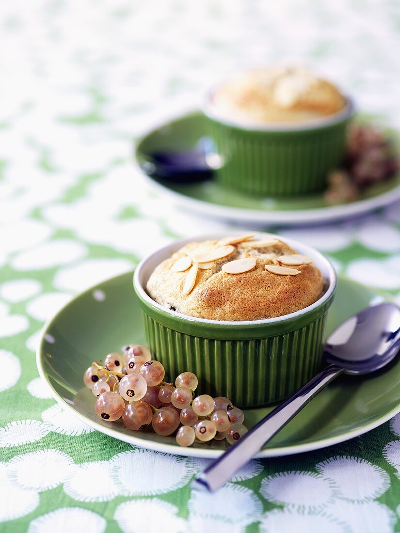 Mincemeat-Souffle mit weissen Johannisbeeren garniert