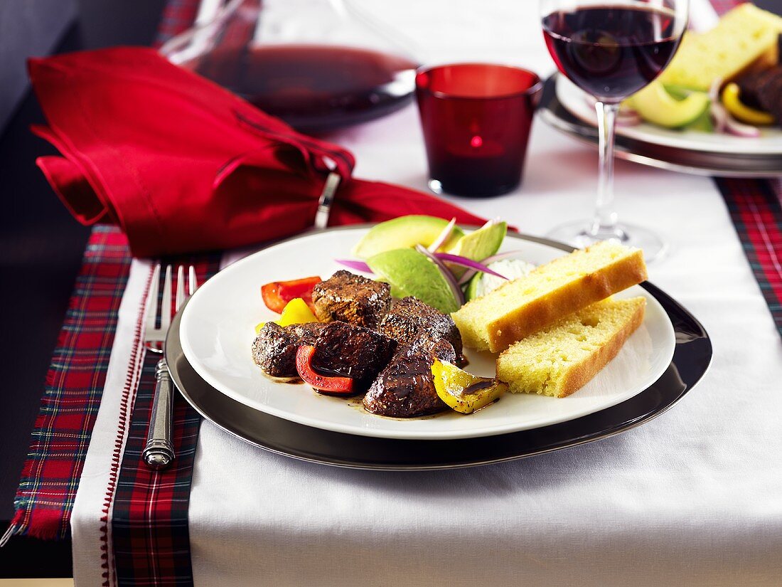 Sirloin-Steak in Scheiben mit Avocado und Brot zu Weihnachten