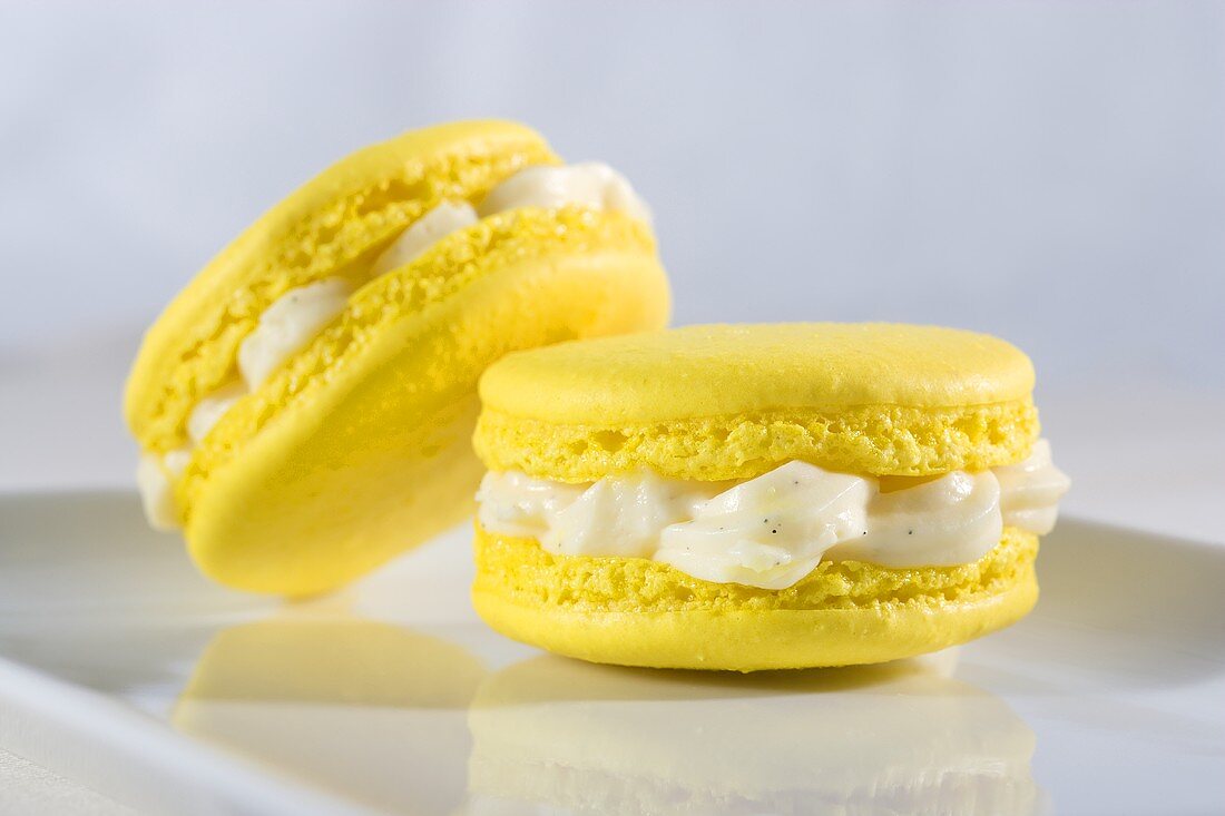 Zwei Macarons mit Vanillecreme