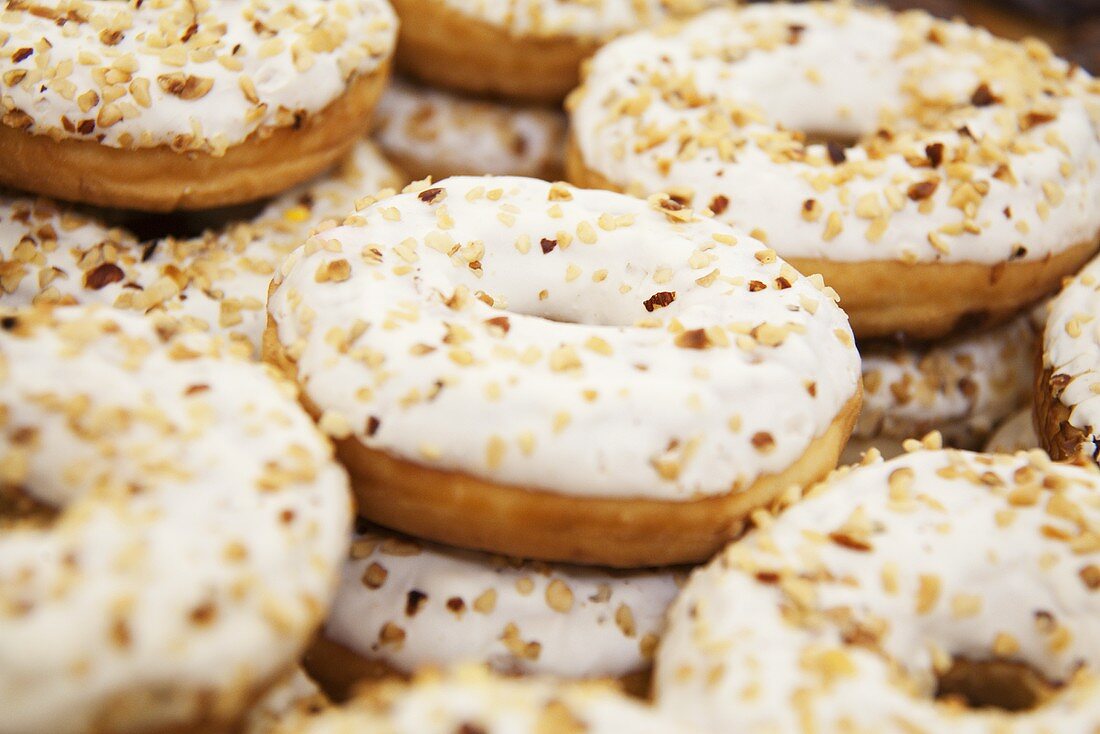 Donuts mit Zuckerglasur und Haselnussstücken