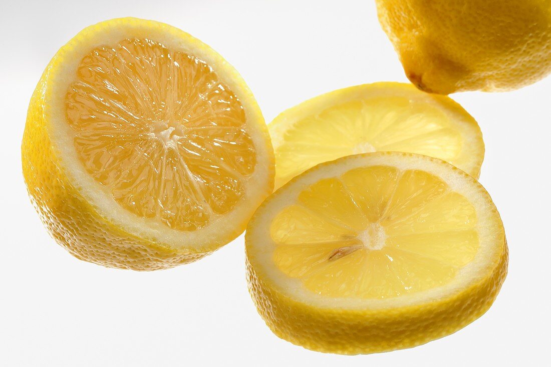 Sliced lemons (close-up)