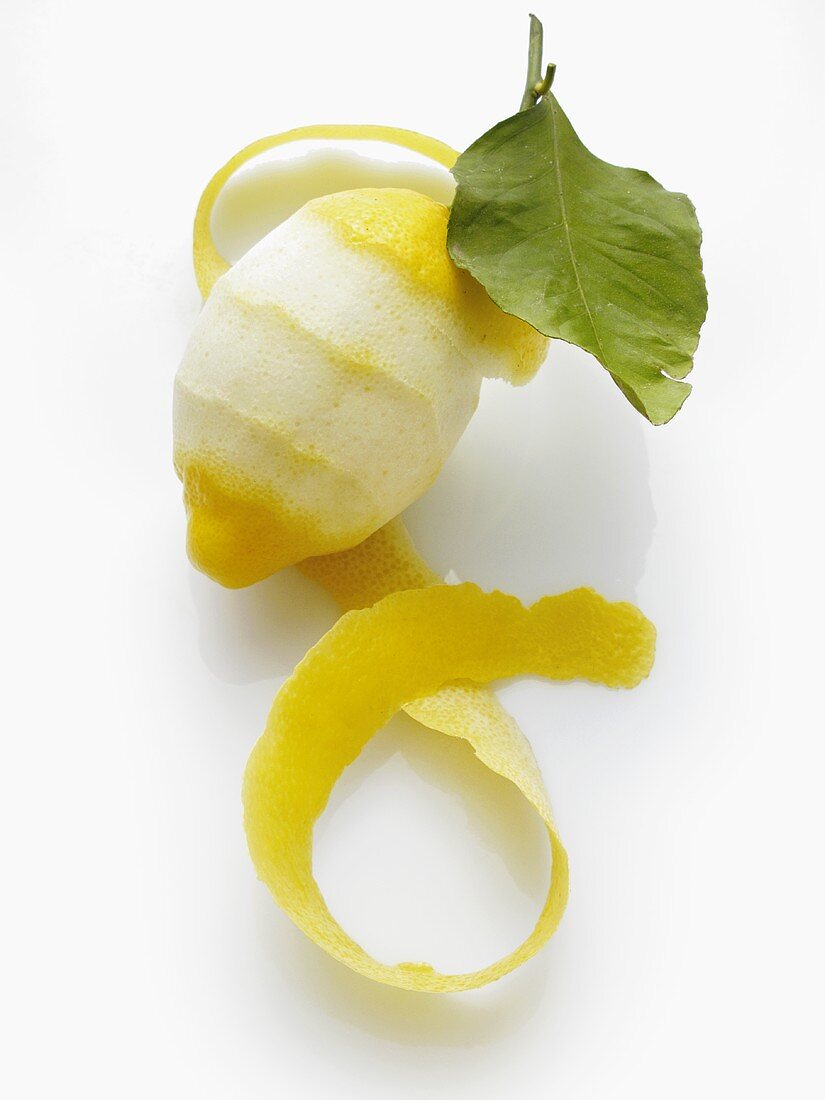 Eine teilweise geschälte Zitrone mit Blatt