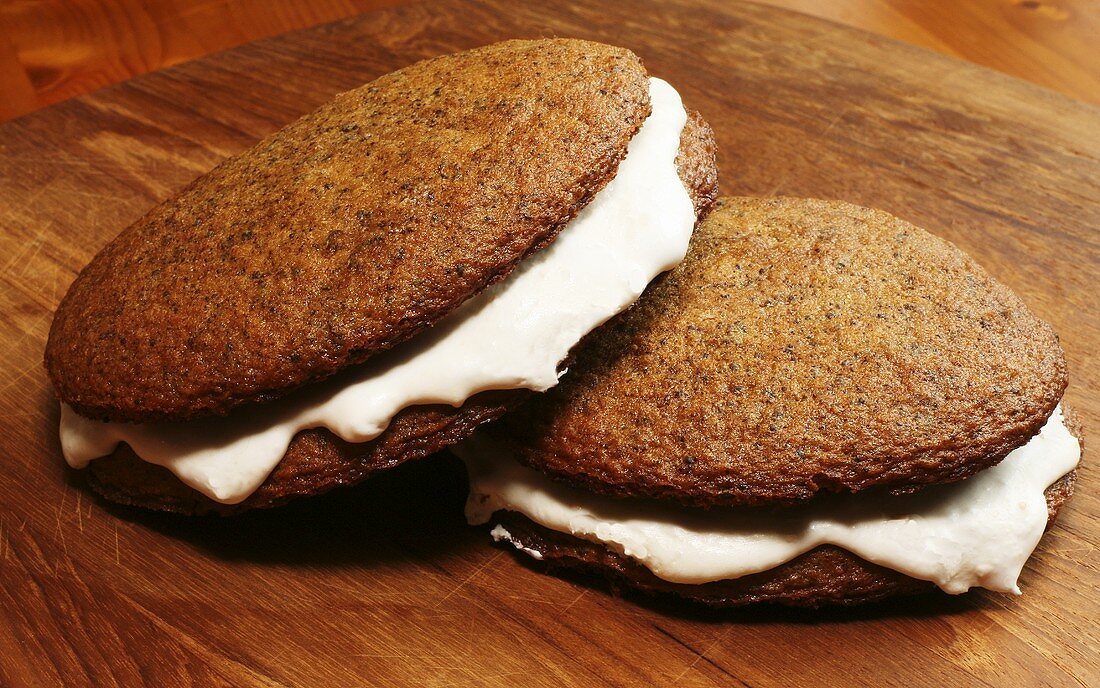 Zwei selbstgemachte Moon Pies mit Marshmallowcreme (USA)