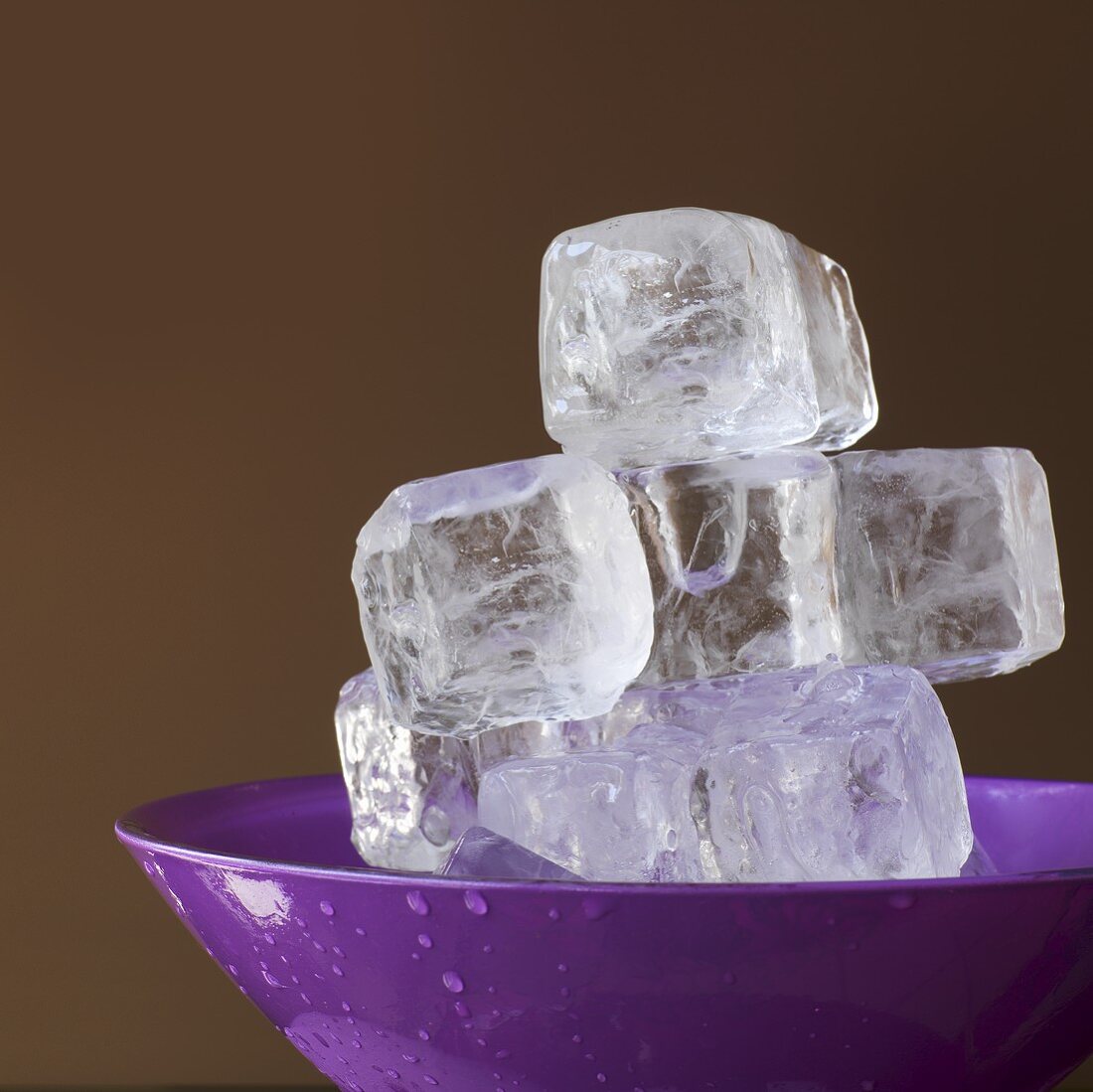 Eiswürfel in violetter Schale