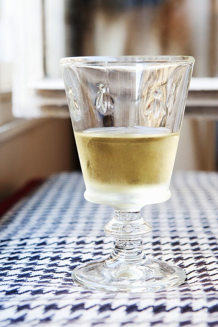 Ein kaltes Glas Weißwein auf Tisch (Paris, Frankreich)