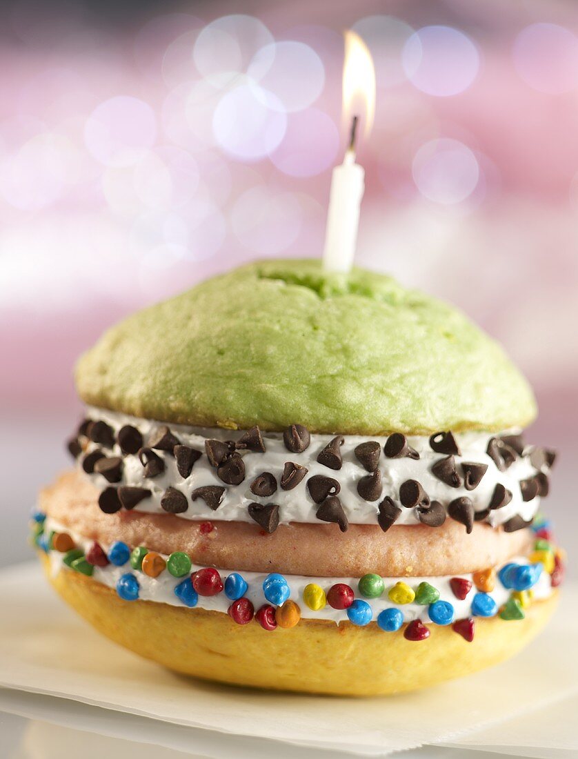 Doppeldecker-Whoopie Pie mit Geburtstagskerze und Chocolatechips (USA)