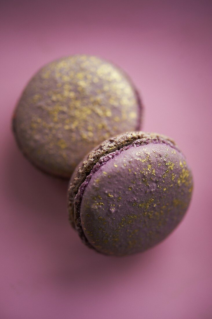 Zwei Passionsfrucht-Macarons