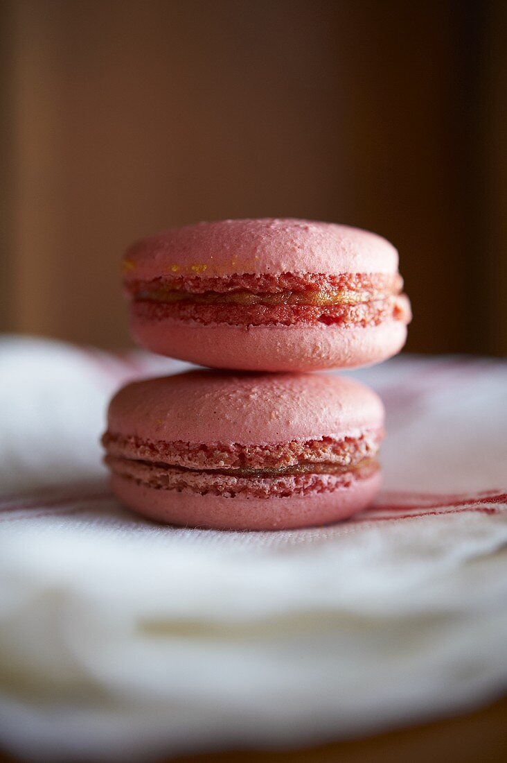 Zwei pinkfarbene Macarons