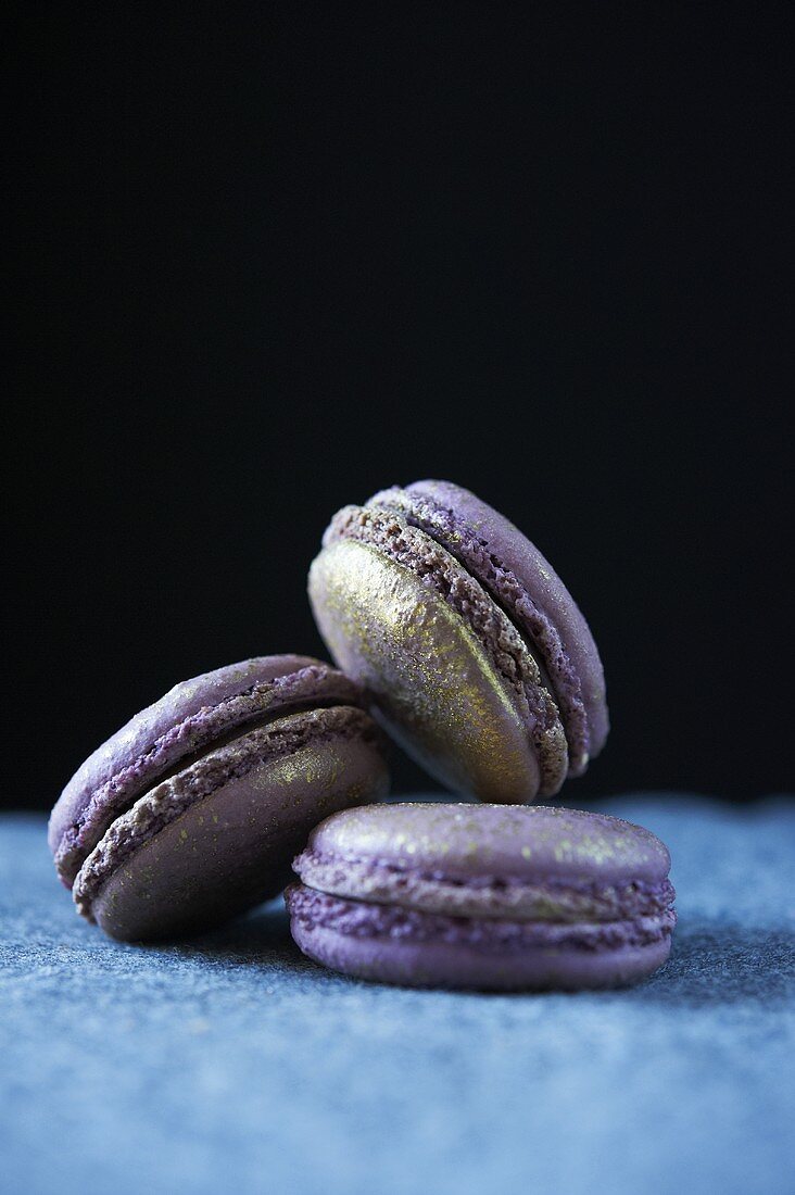 Drei Passionsfrucht-Macarons