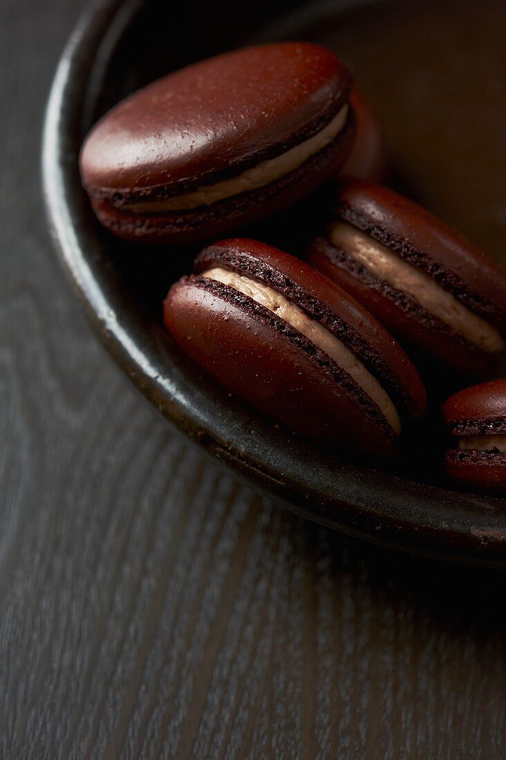 Braune Macarons in einer Schale