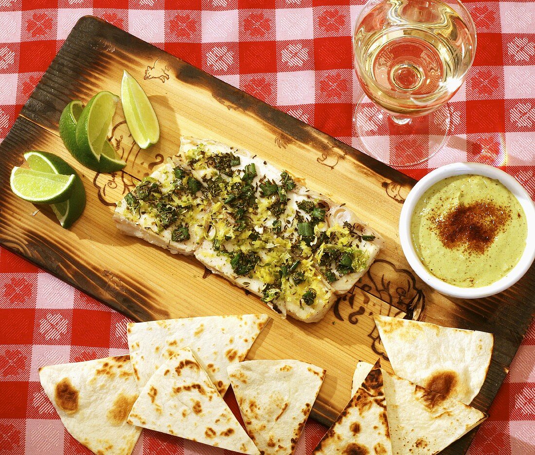 Heilbutt, auf Zedernholz gekocht, Tortillachips und Avocadodip