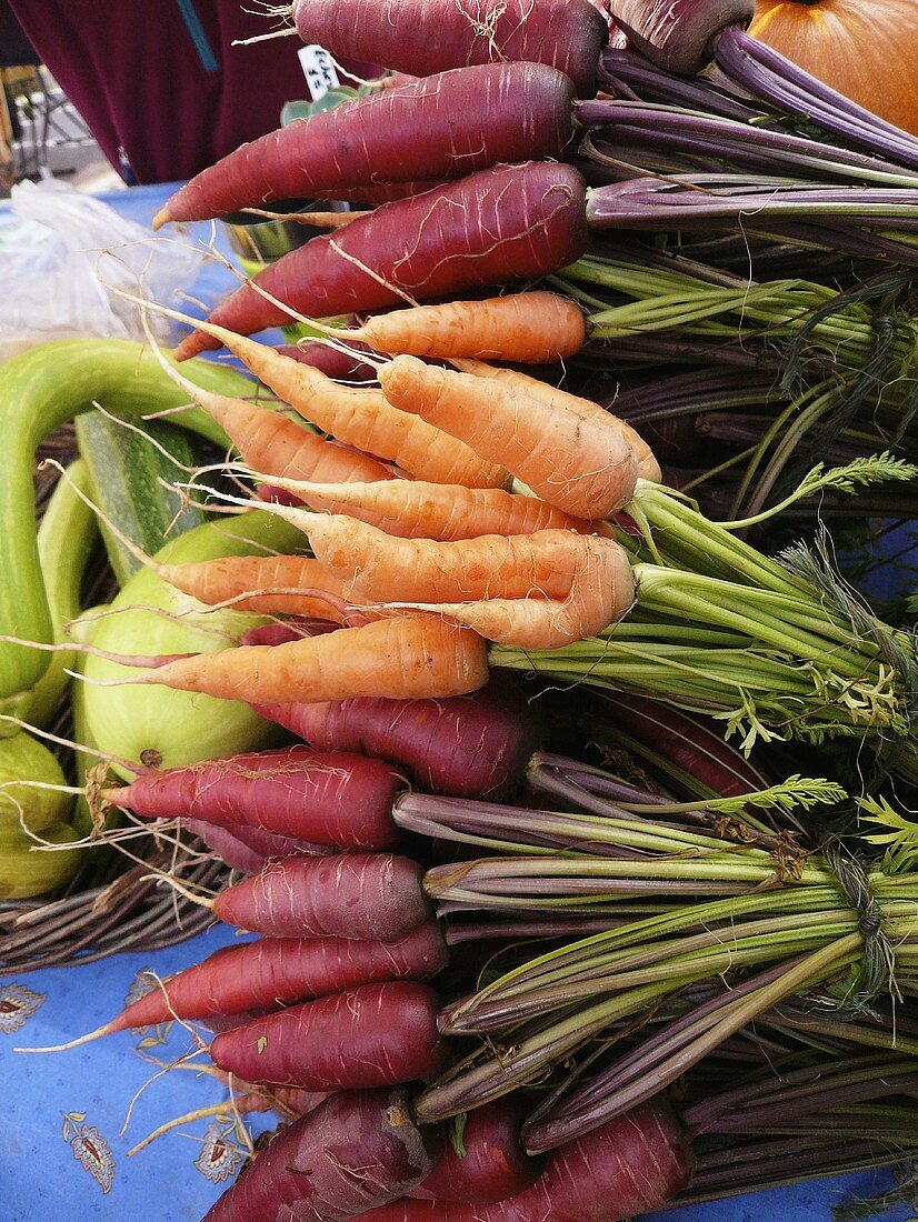 Verschiedenfarbige Heirloom Karotten auf einem Bauernmarkt
