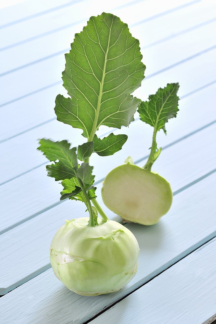 Ganzer und halber Kohlrabi