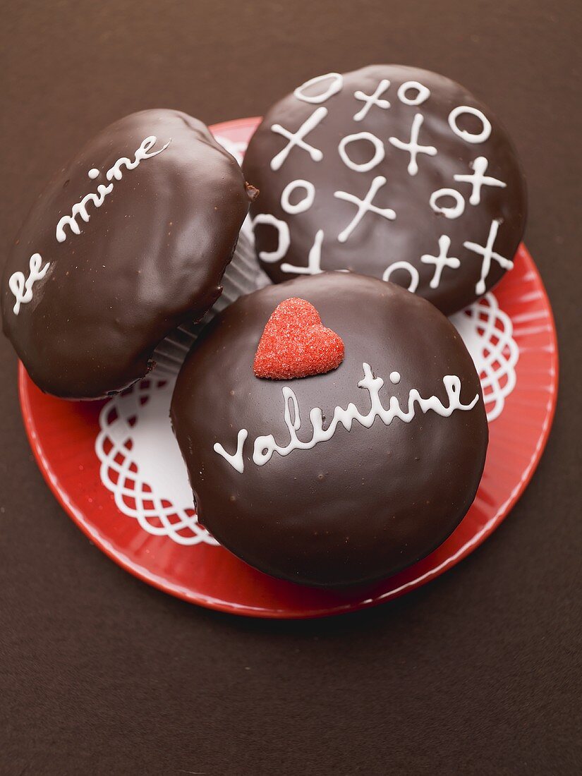 Drei Schokoladencupcakes zum Valentinstag