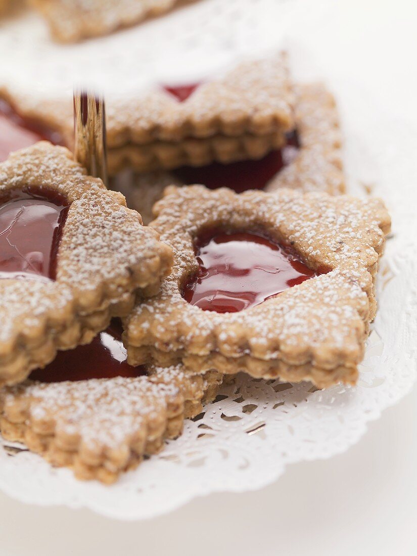 Marmeladenplätzchen mit Puderzucker auf Etagere