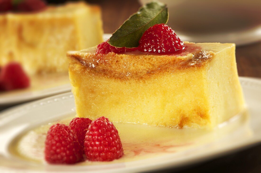 Bread Pudding mit Himbeeren und weißer Schokoladensauce