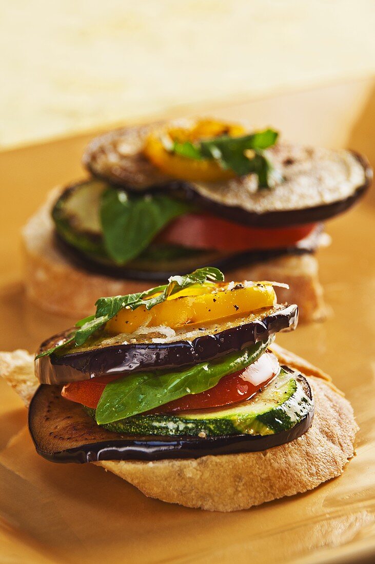 Auberginen-, Zucchini-, Tomatenscheiben & Paprika auf Brot