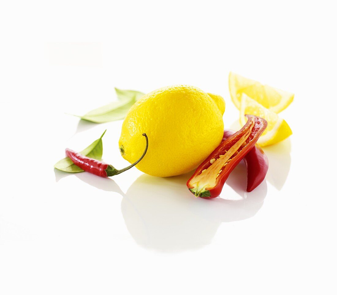 Zitrone und Chilischoten