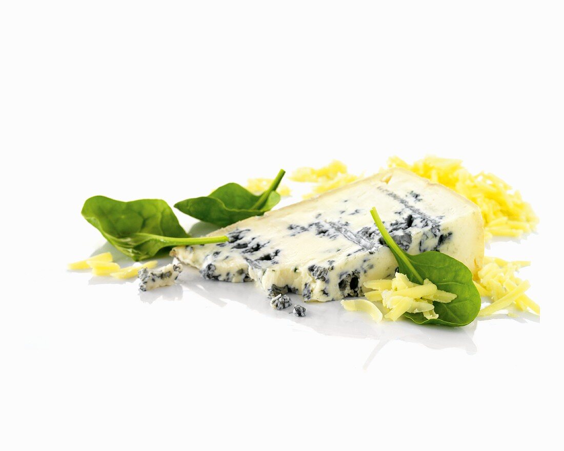 Blauschimmelkäse, geriebener Käse und Basilikum