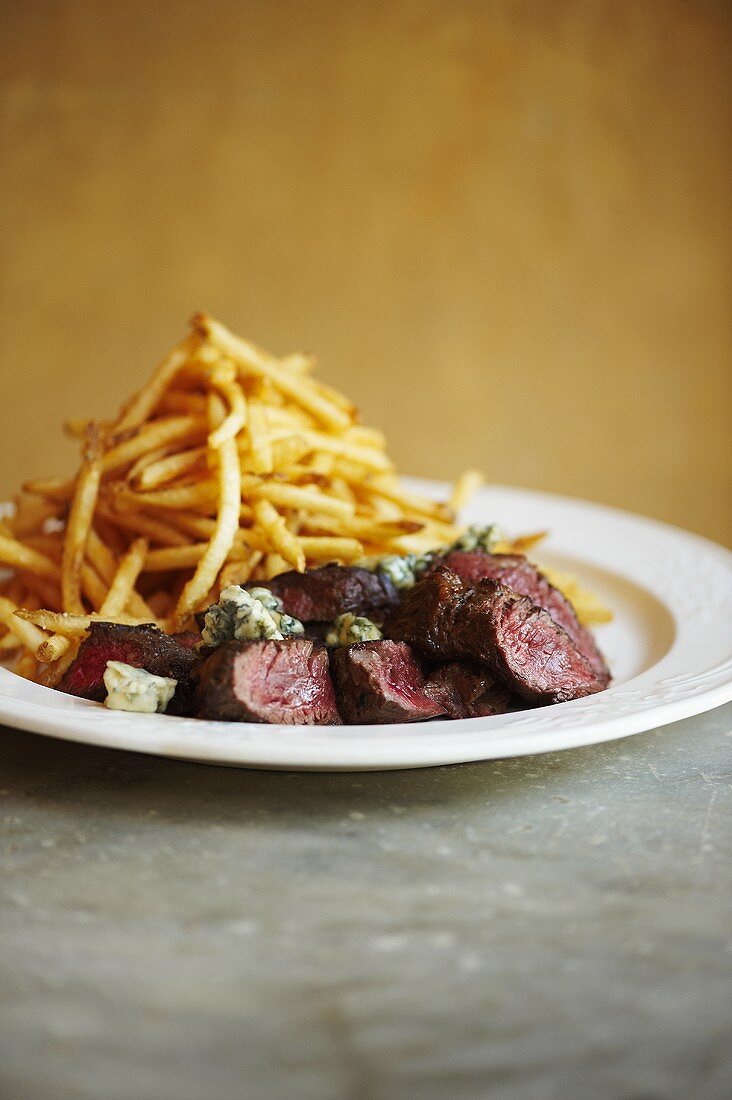 Rindersteak mit Blauschimmelkäse und Pommes