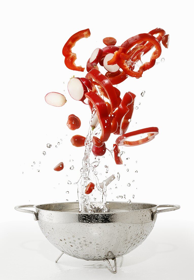 Paprika, Tomaten und Radieschen waschen (mit Küchensieb)