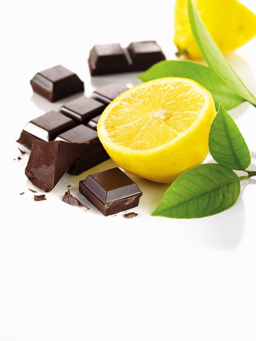 Zitrone, Zitronenblätter und Schokolade