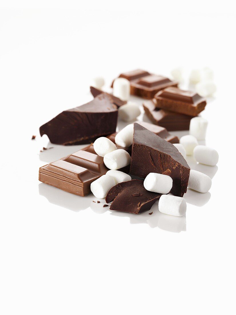 Schokoladenstücke und Marshmallows