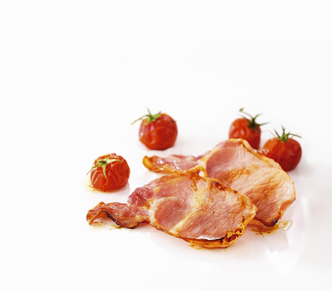 Gebratene Baconscheiben und Kirschtomaten