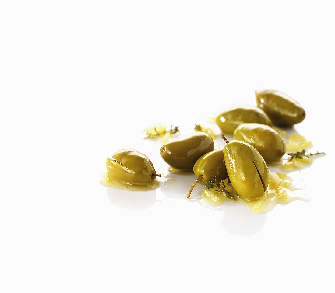 Grüne Oliven, angeschnitten