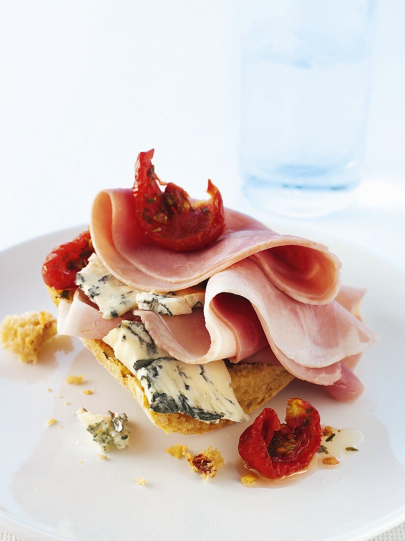 Sandwich with smoked ham, Roquefort and dried tomatoes
