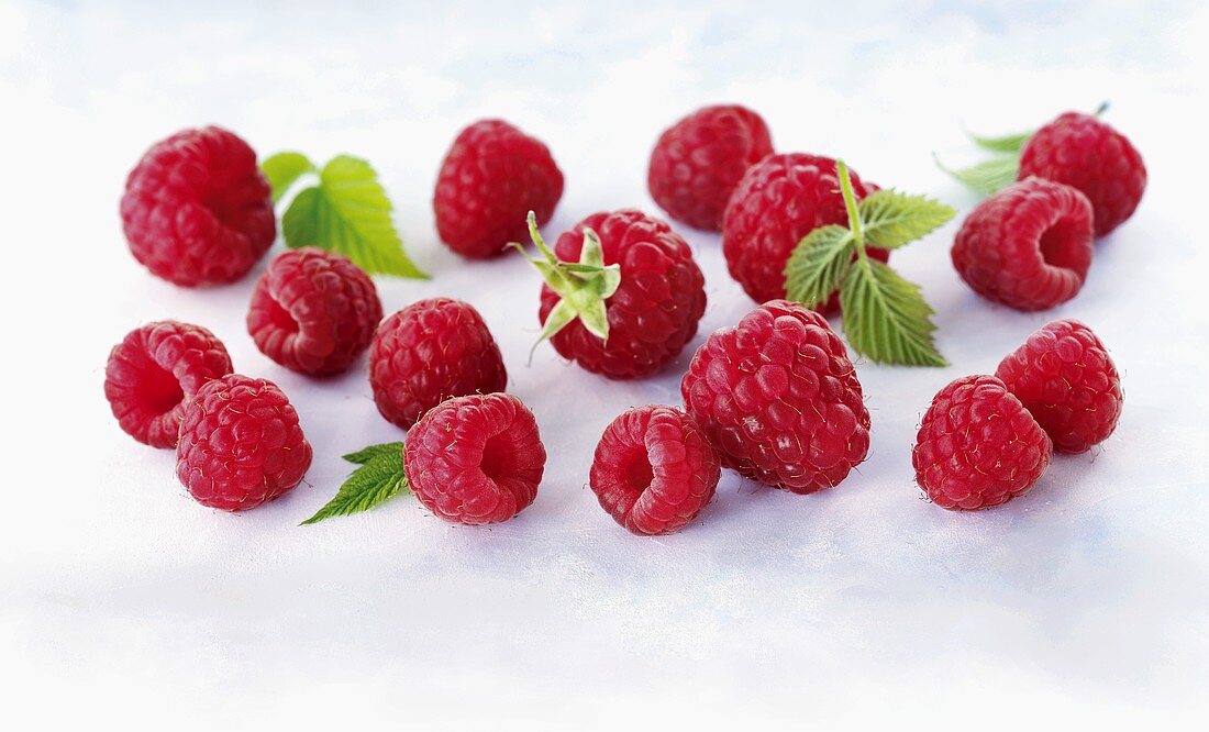 Frische Himbeeren mit Blättern